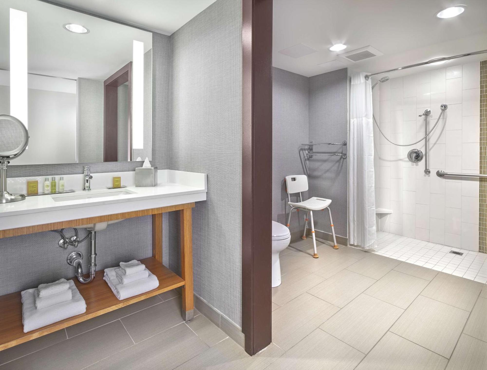 Doubletree By Hilton Edmonton Downtown Hotel Ngoại thất bức ảnh