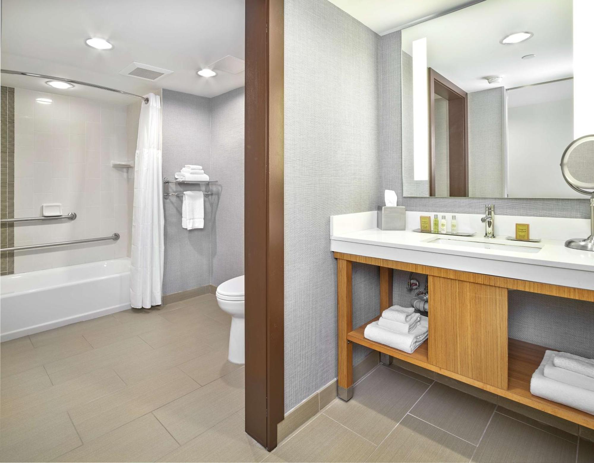 Doubletree By Hilton Edmonton Downtown Hotel Ngoại thất bức ảnh